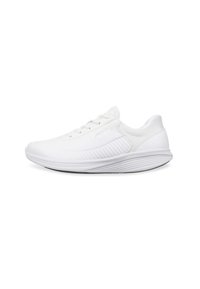 Zapatillas deportivas blancas con un upper sintético suave, panel lateral texturizado y una suela flexible con un diseño de punta redonda.