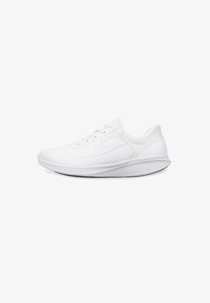 Baskets de sport blanches avec une tige synthétique lisse, un panneau latéral texturé et une semelle extérieure flexible avec un design à bout rond.