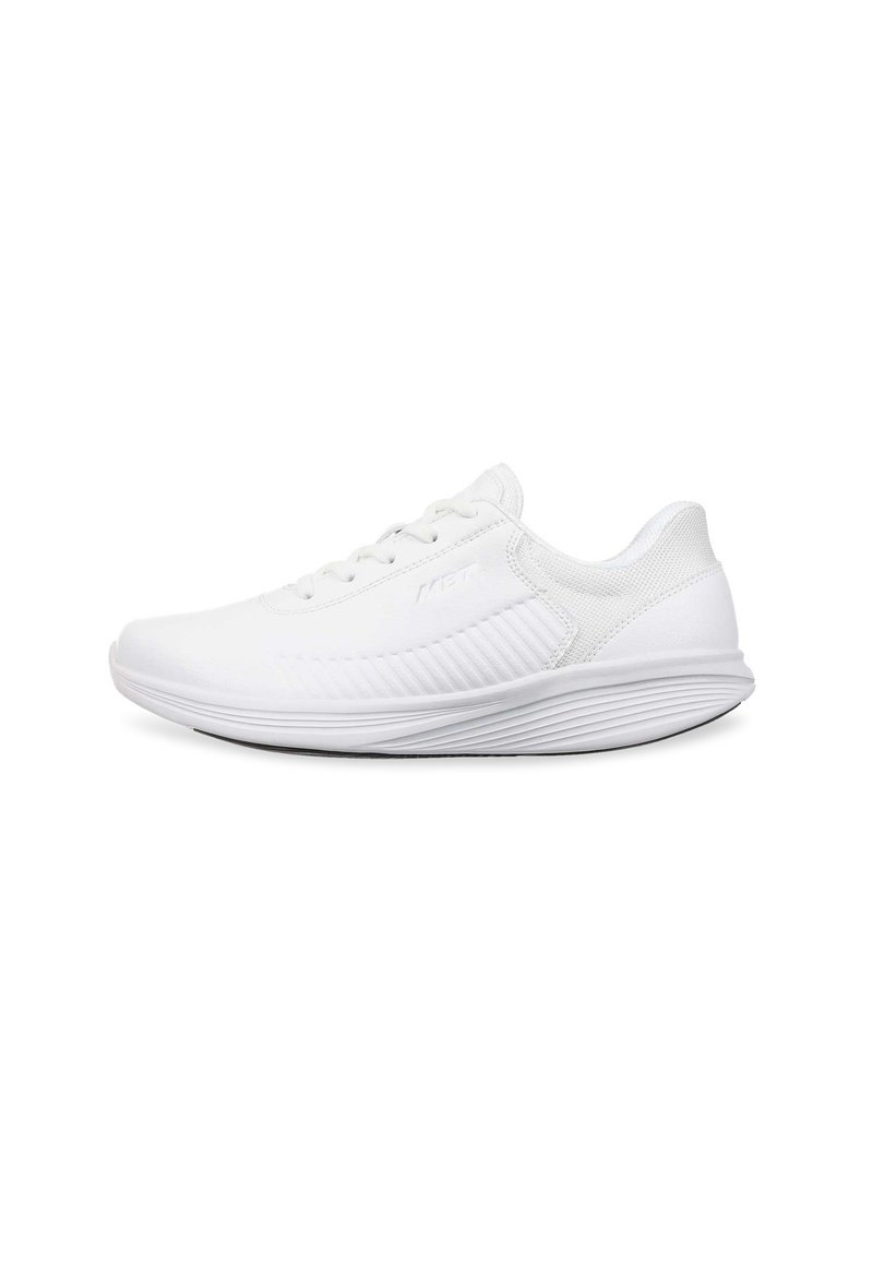 Zapatillas deportivas blancas con un upper sintético suave, panel lateral texturizado y una suela flexible con un diseño de punta redonda.