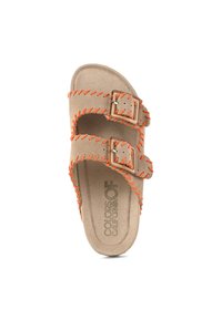 Beige mockasklämma sandal med två justerbara remmar, orangea stygn som detaljer och en platt sula med en texturerad finish.
