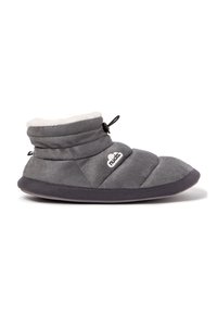 Bota deslizante gris con diseño acolchado, forro suave y suela de goma. Cuenta con un toggle ajustable para un ajuste seguro.