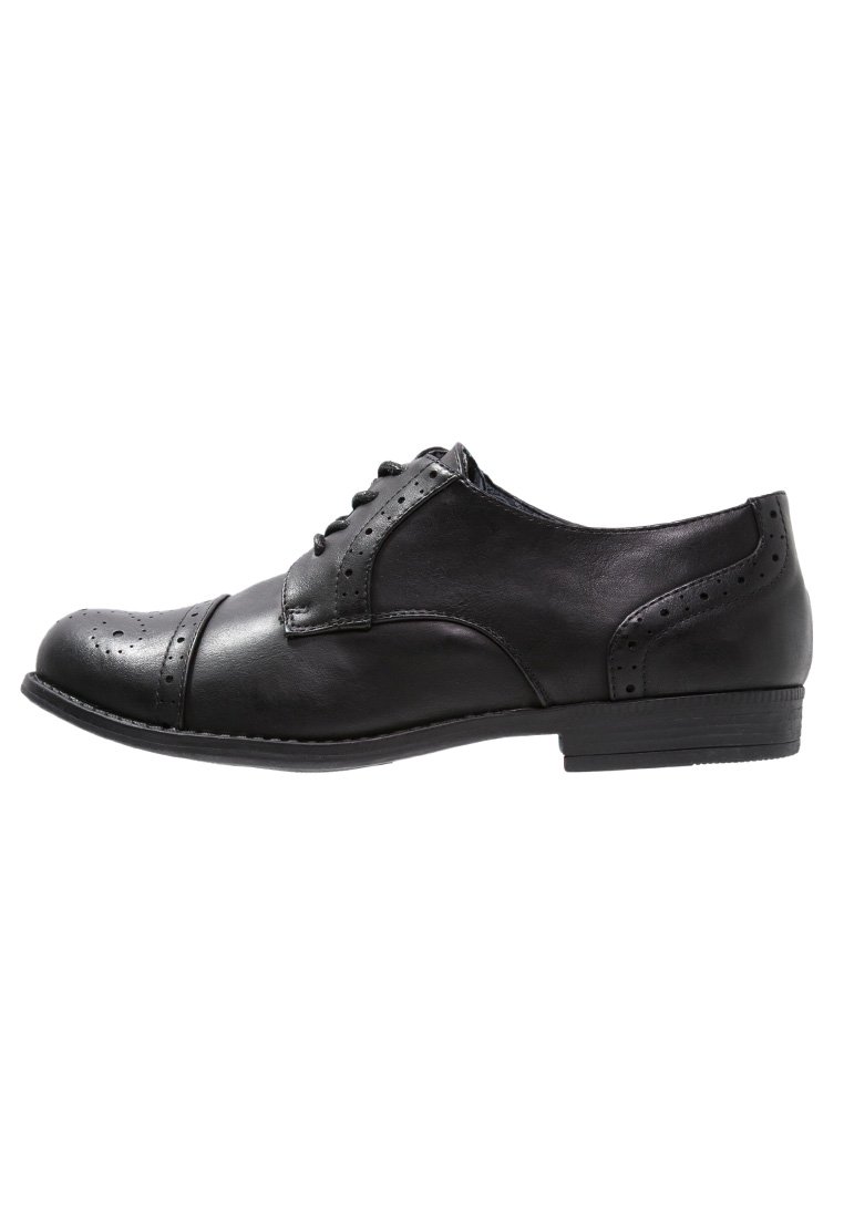Chaussure Oxford en cuir noir avec détails perforés, bout rond, design à lacets et petit talon pour la stabilité. Texture lisse et silhouette classique.