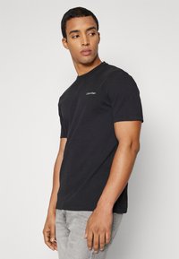Calvin Klein MICRO LOGO 2 PACK  - Paprasti marškinėliai - black/tawny port