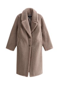 Cappotto in finta pelliccia color taupe con colletto a scialle, maniche lunghe e tasche laterali; superficie texturizzata con un aspetto morbido e peloso.