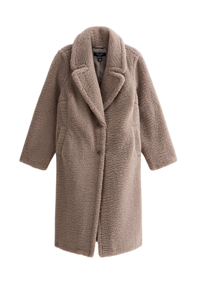 Faux fur jas in taupe met een sjawlkragen, lange mouwen en zijzakken; gestructureerd oppervlak met een zachte, pluche uitstraling.