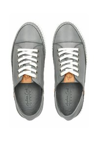 Sneaker in pelle grigia con lacci bianchi, punta rotonda e suola in gomma texturizzata. Presenta un accento beige vicino ai lacci e il logo del marchio all'interno.