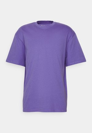 T-shirt violet à manches courtes avec col rond et coupe décontractée, présenté sur un fond blanc uni.
