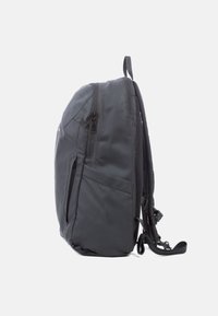 Sac à dos en nylon noir au design épuré, doté de plusieurs compartiments zippés et de bretelles rembourrées en mesh pour le confort et la ventilation.