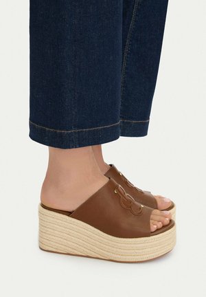 BADURA, BADURA WOMEN'S FLIP-FLOPS BROWN - Pantofle na podpatku - brown