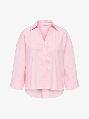 Blouse boutonnée rose clair avec manches larges trois quarts, un col et un ourlet arrière légèrement plus long.