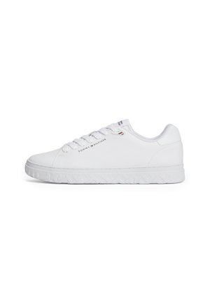 Sneaker bianche con una tomaia in pelle sintetica liscia, punta rotonda, lacci piatti e suola in gomma testurizzata con un motivo a spina di pesce.