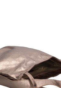 Borsa a tote in oro rosa metallizzato con una superficie liscia, apertura superiore e due tracolle. Tasca interna con zip visibile.