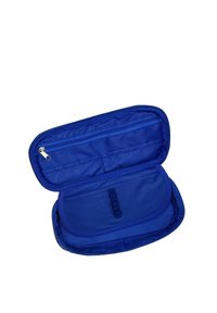Bustina da viaggio blu con zip, realizzata in tessuto testurizzato, dotata di un ampio interno, una tasca con zip aggiuntiva e organizer elastici.