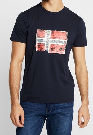 Granatowa koszulka z krótkim rękawem z grafiką postarzaną flagi Norwegii w kolorze czerwonym i białym. Klasyczny krój z okrągłym dekoltem. Miękka tekstura materiału.