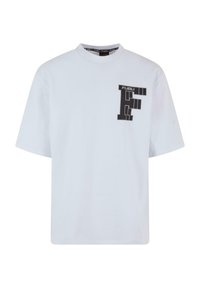 Balts īsās piedurknes T-krekls, izgatavots no kokvilnas, ar apaļu kakla izgriezumu, kuram kreisajā krūtīs ir liels melns FUBU logo. Rūpīgi izstrādāta virsma.