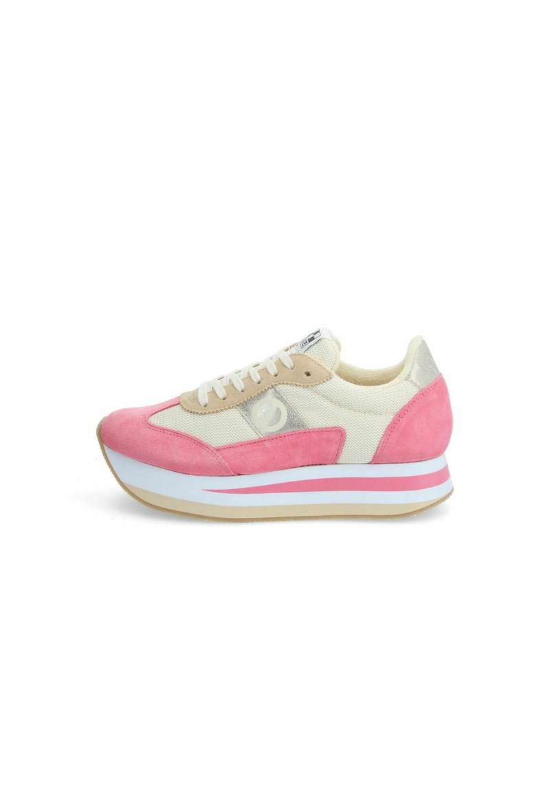Rosa Wildleder- und cremefarbene Mesh-Sneaker mit abgerundeter Form, weißer Zwischensohle und rosa Akzenten. Verfügt über flache Schnürsenkel und ein Logo an der Seite.