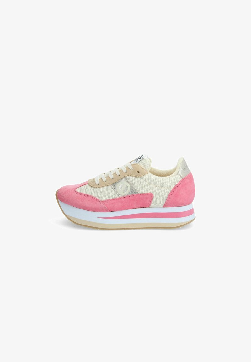 Rosa Wildleder- und cremefarbene Mesh-Sneaker mit abgerundeter Form, weißer Zwischensohle und rosa Akzenten. Verfügt über flache Schnürsenkel und ein Logo an der Seite.