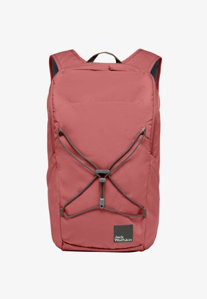 Lichtroze rugzak met een textuur, voorzien van een bungeekoordontwerp aan de voorkant en een logo patch aan de onderkant.