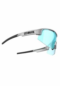 Occhiali da sole sportivi con montatura argentata, impugnature in gomma nera e lenti con tinta blu. Design aerodinamico con protezioni laterali.