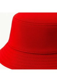 Roter Fischerhut mit glatter Stoffstruktur, strukturiertem Rand und sichtbaren Nahtdetails. Das Design ist mittelhoch und konisch geformt.