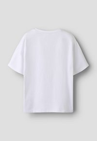 Hvit t-skjorte med korte ermer, rund hals og avslappet passform. Glatt tekstur og minimalistisk design, uten mønstre eller dekorasjoner.