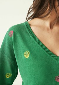 Next V-NECK GEM - T-shirts print - bright green shell