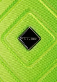 Valigia verde con texture e motivo a diamante, dotata di una placca del logo nera lucida che recita "WITTCHEN."