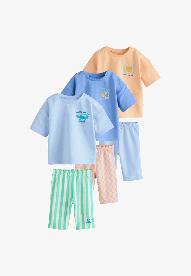 Trois tenues pour tout-petits comprenant des hauts à manches courtes et des shorts assortis en pêche, deux tons de bleu, et des motifs rayés verts avec des imprimés ludiques et des textes.