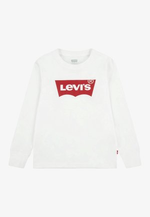 Hvid langærmet skjorte med rund hals med stort rødt Levi's-logo på tværs af brystet og en lille rød mærkat på sidesømmen.