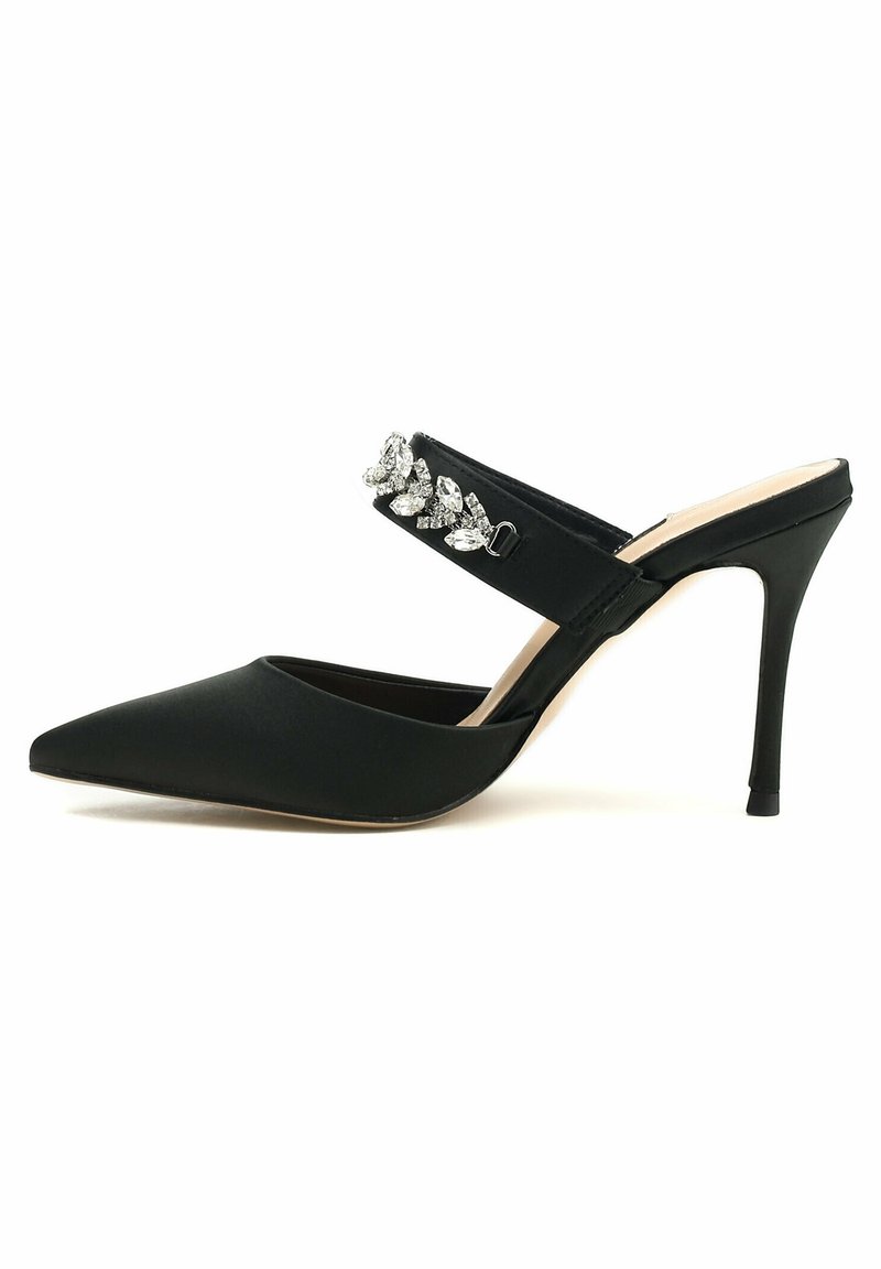 Talons aiguilles en satin noir à bride arrière, avec un nez pointu, une sangle ornée de pierres précieuses transparentes et un talon aiguille élancé. Texture lisse.