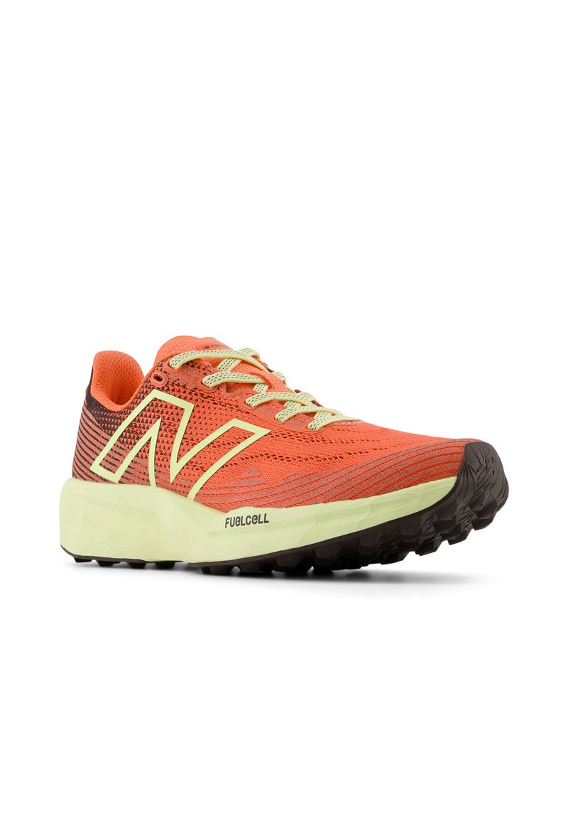 Chaussure de course New Balance arborant un dessus en mesh orange vif, des accents vert lime, une semelle en caoutchouc texturée et un intermédiaire rembourré et confortable.
