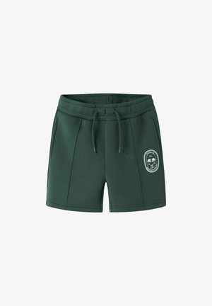 Shorts décontractés vert foncé avec taille à cordon, poches latérales, et un emblème blanc de palmier sur la jambe avant droite.