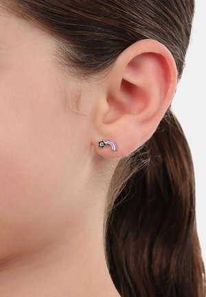 Orecchini a perno a forma di arcobaleno con un accento a stella in tonalità argento, caratterizzati da dettagli in smalto rosa e blu su una base metallica.