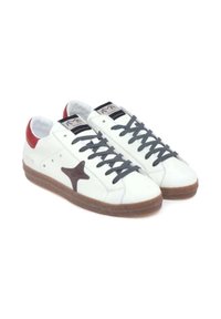 Baskets en cuir blanc, lacets gris, accents rouges au talon et semelle en caoutchouc marron. Présente un logo étoile gris foncé sur le côté extérieur.