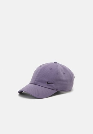 Fioletowa czapka baseballowa Nike z zakrzywionym daszkiem, sześcioma panelami, otworami wentylacyjnymi i małym czarnym logo Nike na przednim lewym panelu.