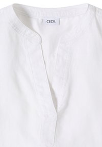 Chemise blanche en coton avec col en V et petit col droit, avec une étiquette de marque "CECIL" visible au niveau de l'encolure.