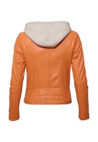 Orange Lederjacke mit grauem Kapuzen, tailliertem Design, gestepptem Rücken und zwei horizontalen Akzenten am unteren Rücken. Glatte Textur.