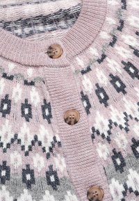 Stickad kofta i rosa, grått och vitt. Har geometriskt mönster, ribbad krage och tre bruna knappar fram. Mjuk textur.