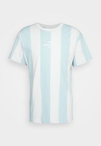 Světle modré a bílé pruhované tričko vyrobené z bavlny, s kulatým výstřihem a bílým logem "Nike Athletic Club" uprostřed.