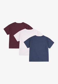 Drie T-shirts met korte mouwen in bordeauxrood, wit en marineblauw katoen. Eenvoudig ontwerp met ronde hals, een zachte textuur en zonder patronen.