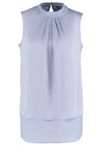 Blouse sans manches bleu clair avec col rond haut, plis sur le devant et ourlet superposé, fabriquée en tissu lisse et léger.