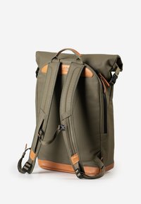 Olivgrüner Rolltop-Rucksack mit gepolsterten Schultergurten, seitlicher Reißverschlusstasche, beigen Lederakzenten und Tragegriff oben auf weißem Hintergrund.