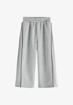 Lysegrå vidde joggingbukser med elastik i taljen og tynde mørke lodrette striber på ydersiderne mod en hvid baggrund.