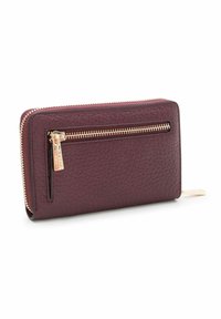 Portafoglio in pelle bordeaux con superficie testurizzata, zip dorate e una tasca frontale con zip. Forma rettangolare con bordi cuciti.