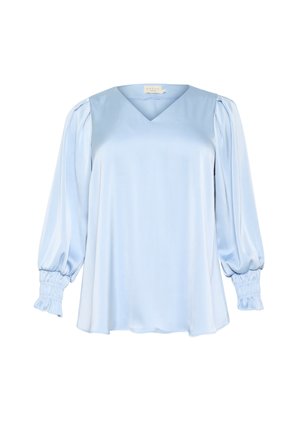 Lys blå satinbluse med V-udskæring, puffærmer og sammensnørede manchetter. Stoffet har en glat, blank overflade.