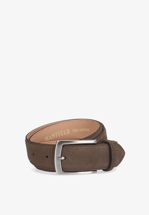 Bruine suède riem met een zilveren metalen gesp, voorzien van een gladde binnenvoering met het label "ECHT LEER" en subtiele stikdetails.