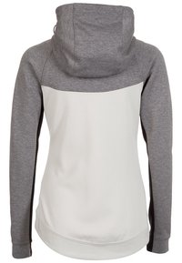 Šedá a bílá mikina s kapucí, která má šedou kapuci a horní část zad, hladkou texturu a dlouhé rukávy s černými akcentními pruhy po stranách.