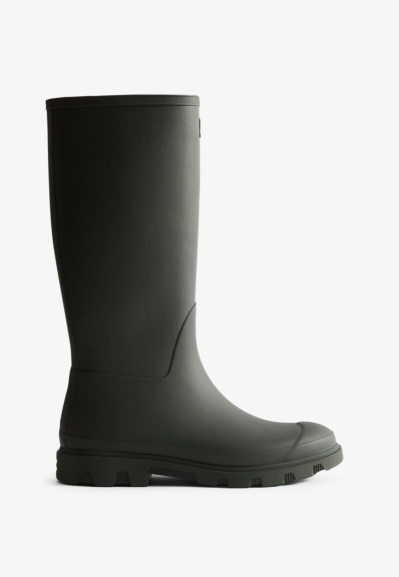 Botas de lluvia de goma negras con un eje alto, puntera redondeada, suela texturizada con patrones de agarre y un acabado mate suave.