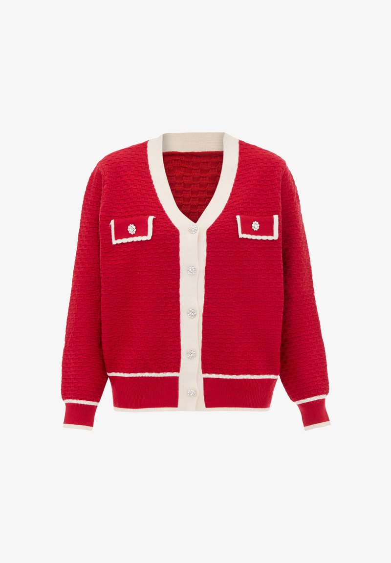 Rød strikket cardigan med V-hals, cremefarvede detaljer, to forlommer og dekorative knapper. Textureret stof med et mønstret design.