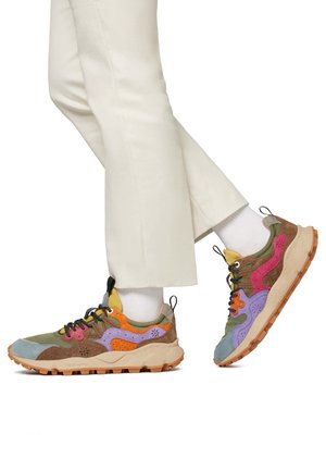 Schoenen hebben een combinatie van groene, bruine, roze en paarse nubuck en textiel. Dikke rubberen zolen met een gestructureerde grip. Meerkleurige ontwerpelementen.
